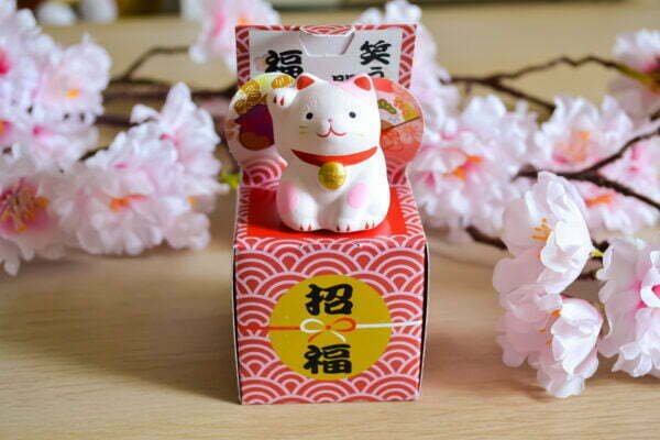 Maneki neko avec boîte décorative