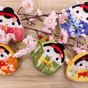 Trousse brodée kokeshi